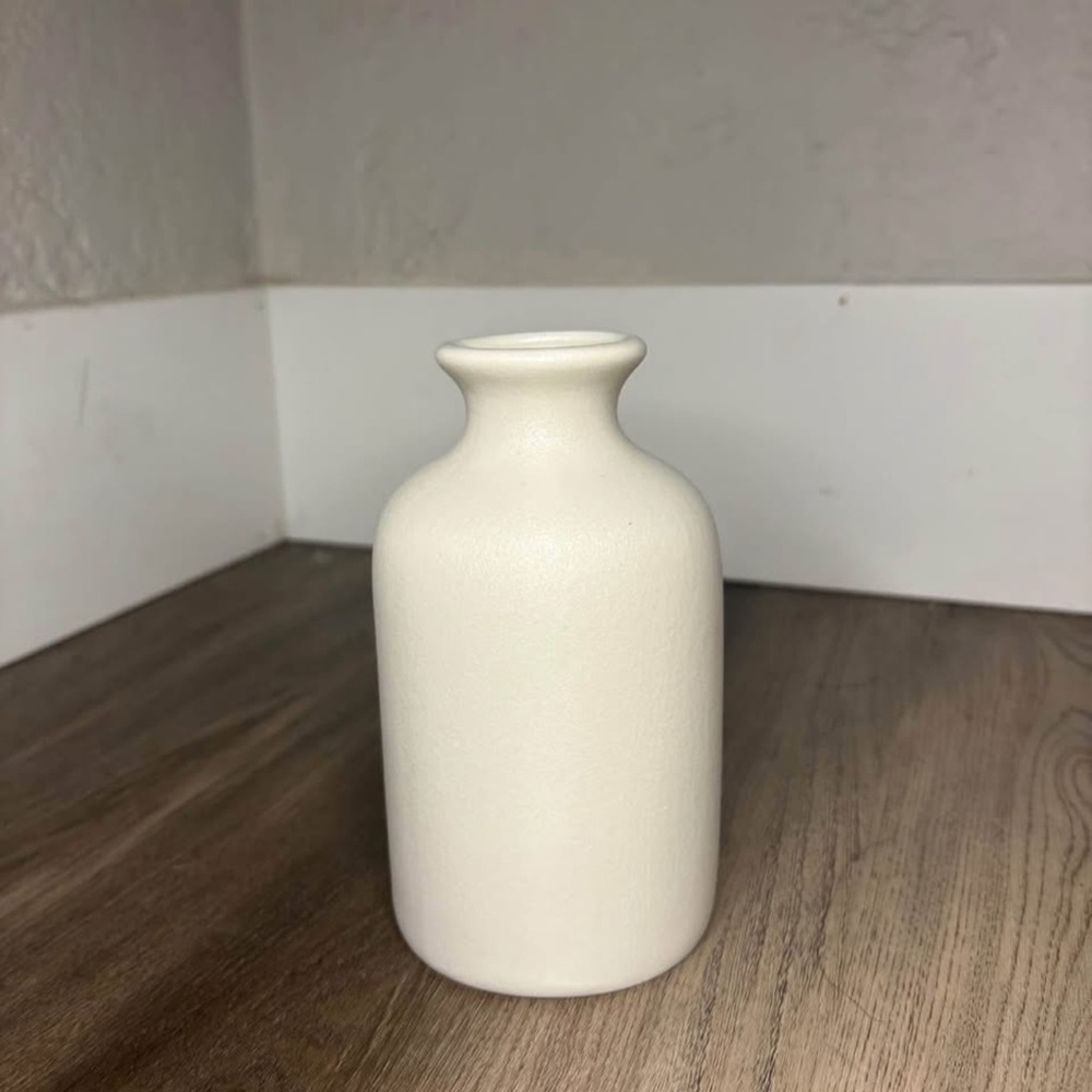 BRAND NEW/NEVER USED! Elegant Cream Vase